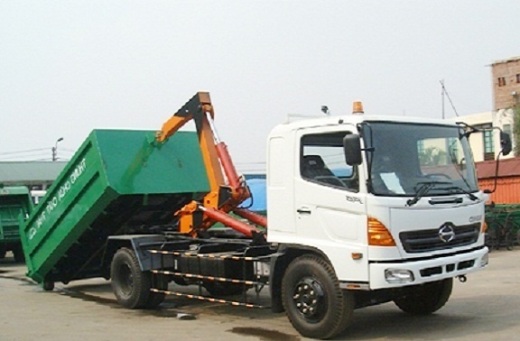 xe chở rác thùng rời hooklift đóng trên nền xe tải hino FG có khối lượng rác chuyên chở theo thiết kế 7 tấn tương đương với 14 khối rác sinh hoạt